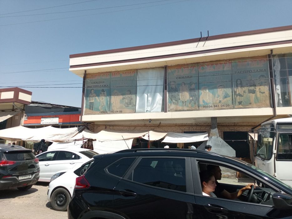 Магазинлар сотилади. Ангрен бозорини енида