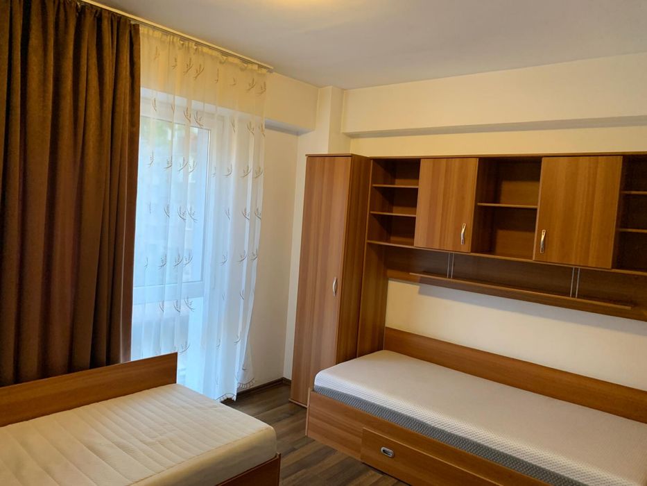 inchiriez apartament cu 3 camere zona Dambu