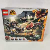 Vând LEGO Jurassic World Triceratops Pickup Truck Ambush (76950)
