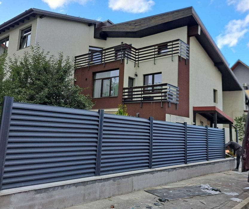 Construim la comanda dvs. garduri si porti din:
- panouri stil jaluzea