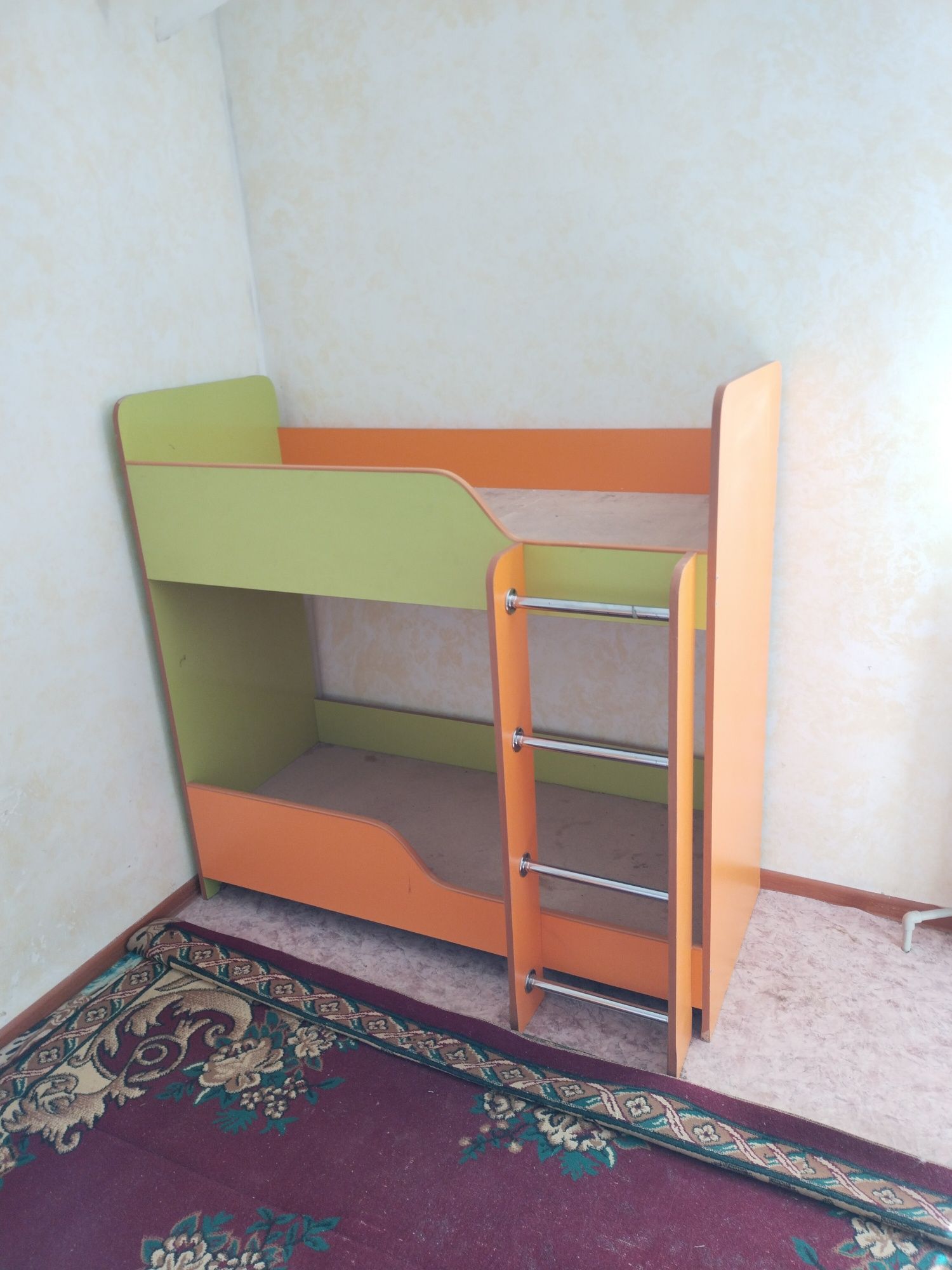 детский кровать  и шкаф