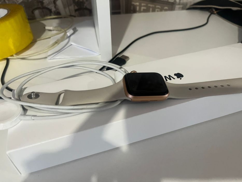 Продам Apple watch SE