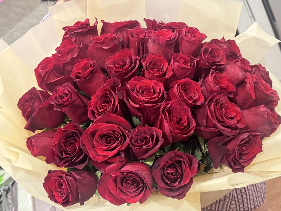 Продам букет из 35 роз метровых,свежие сегодня подарили