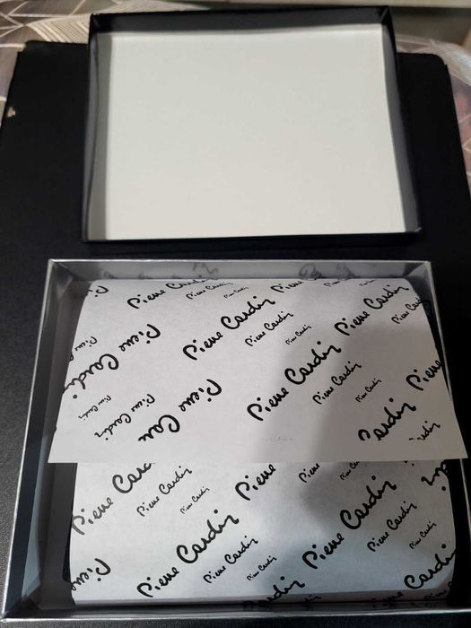 Черно, от естествена кожа портмоне на Pierre Cardin