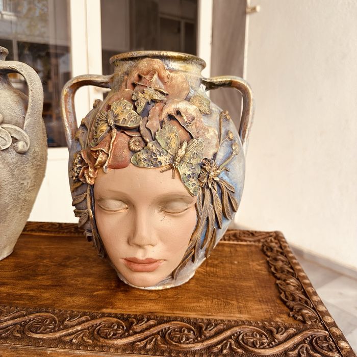 Декоративни керамични вази – женски лица, арт дизайн