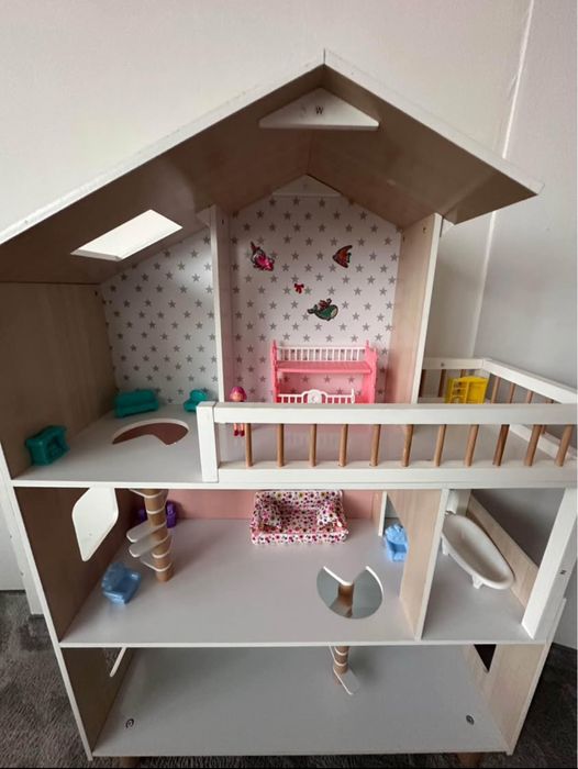 Дървена къщичка за кукли