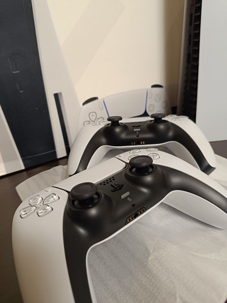 Playstation 5 + два джойстика