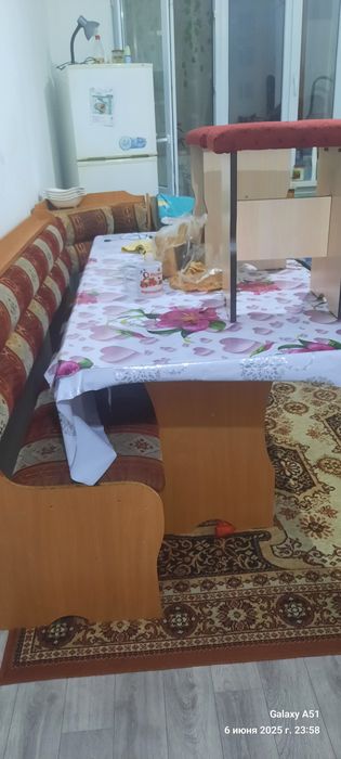Продам кухонный угловой диван,, стол со стульями