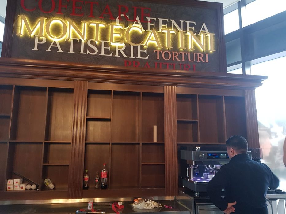 Bar lemn masiv cu pult de inox și mese frigorifice