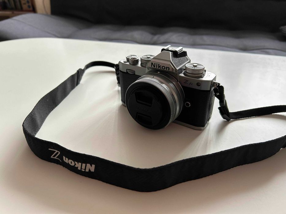 Продавам Nikon Z Fc с обектив Nikon DX 16-50mm
