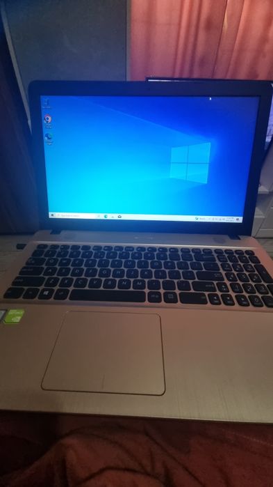 Leptop Asus tastatura si mouse
