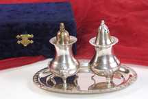 Set 2 solnite pt sare si piper + tavita in caseta lemn, Made in India