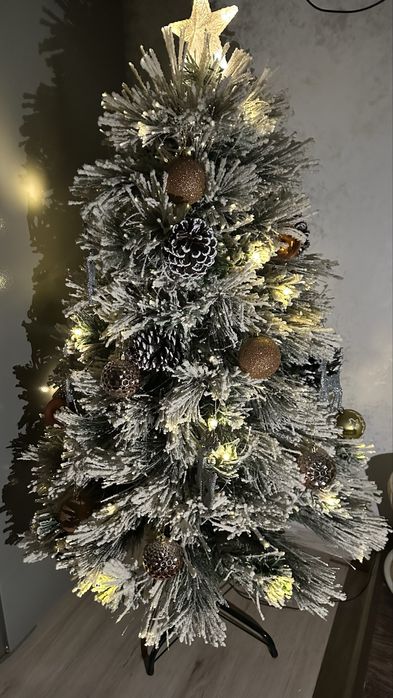 Елка новогодняя, с искусственным снегом и горящими лампочками