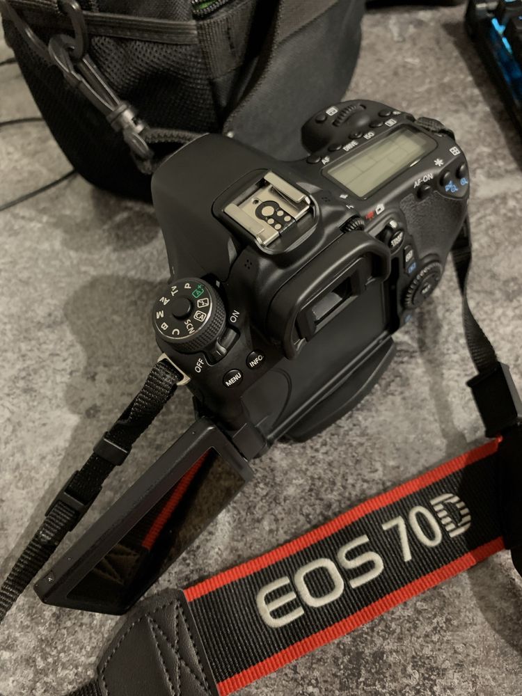Aparat Canon 70D + Obiectiv Canon 18-135mm IS + Accesorii