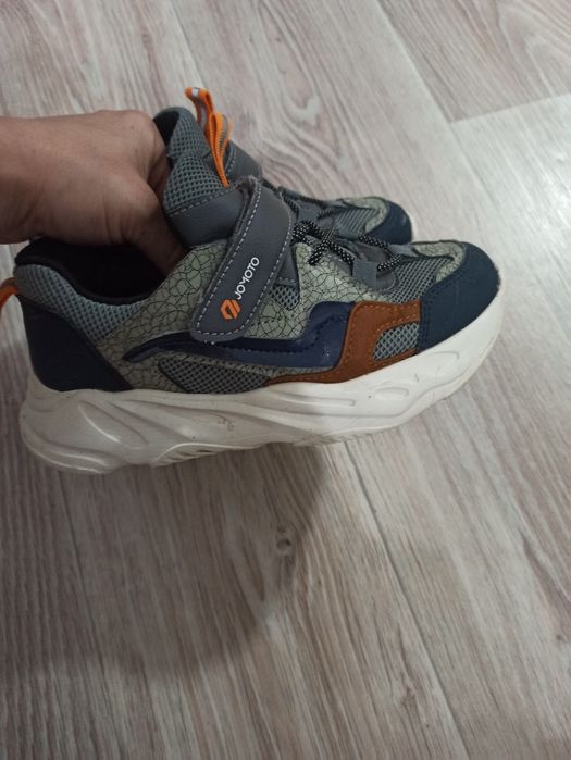 Продам кроссовки размер 32