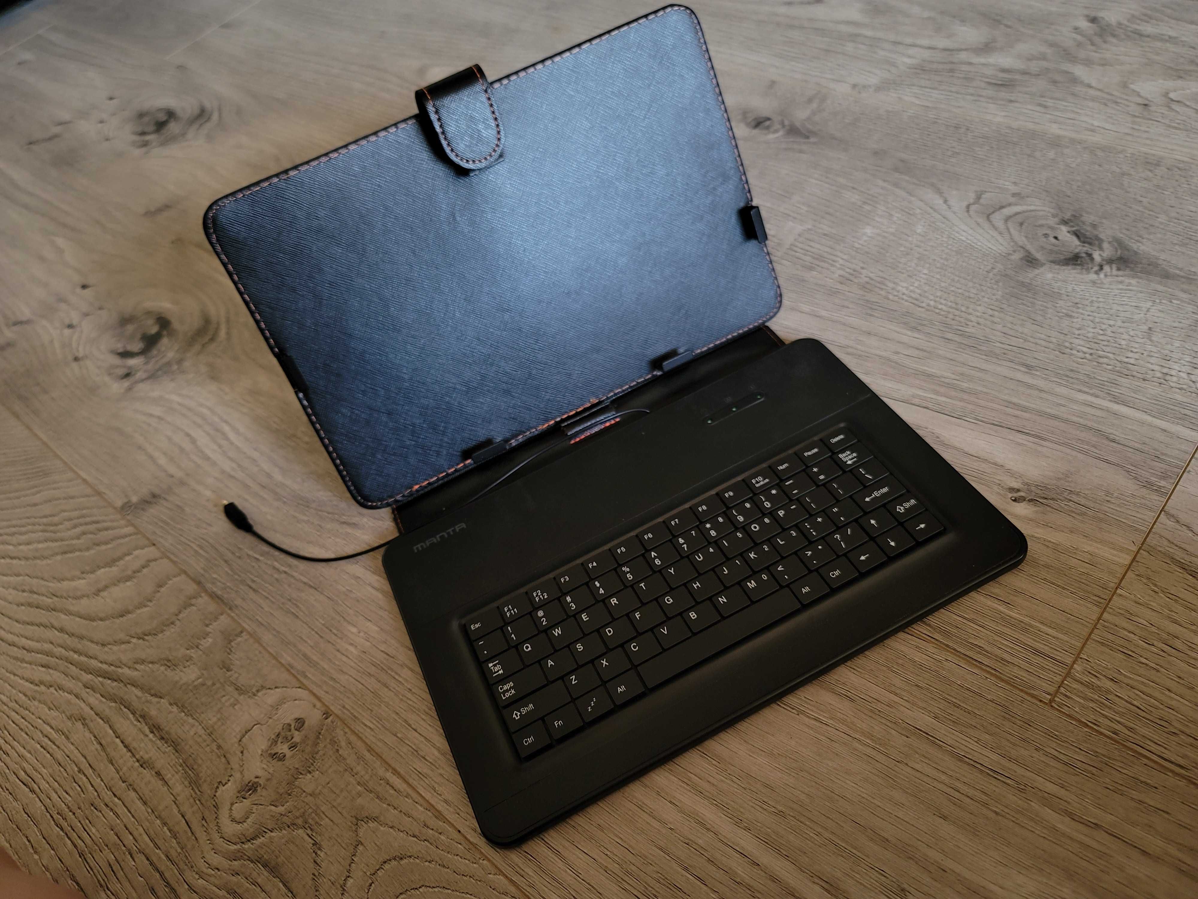 Husa tableta cu tastatura , impecabila , micro USB !