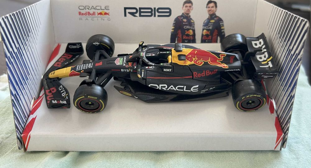 RB19 Red Bull Racing - Masina F1 Miniatura, Editie Speciala 1/43