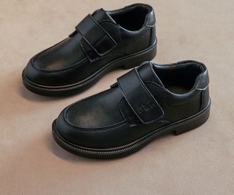 Школьные туфли и вещи на мальчика