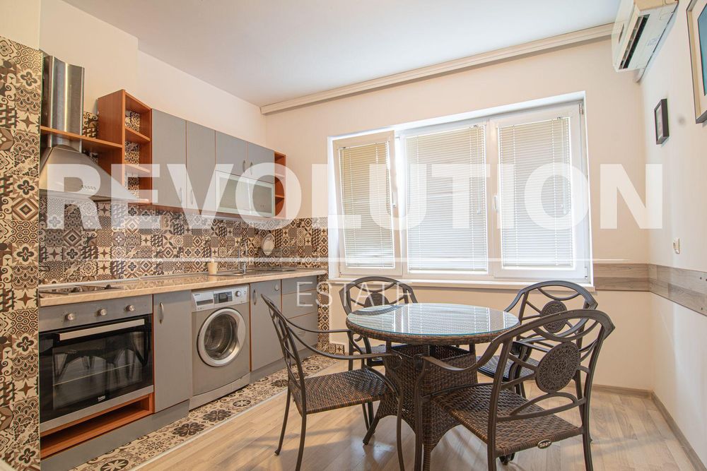 Просторен ТРИСТАЕН апартамент в района на Центъра