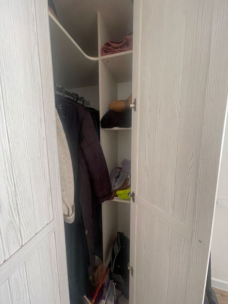 Продаётся 2 шкафа 1 Угловой Шкаф и 1 шакаф для плечиков