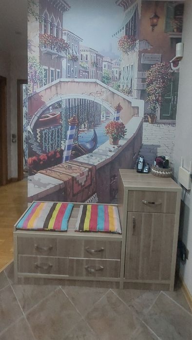 Продам тумбочку с седушкой в прихожую