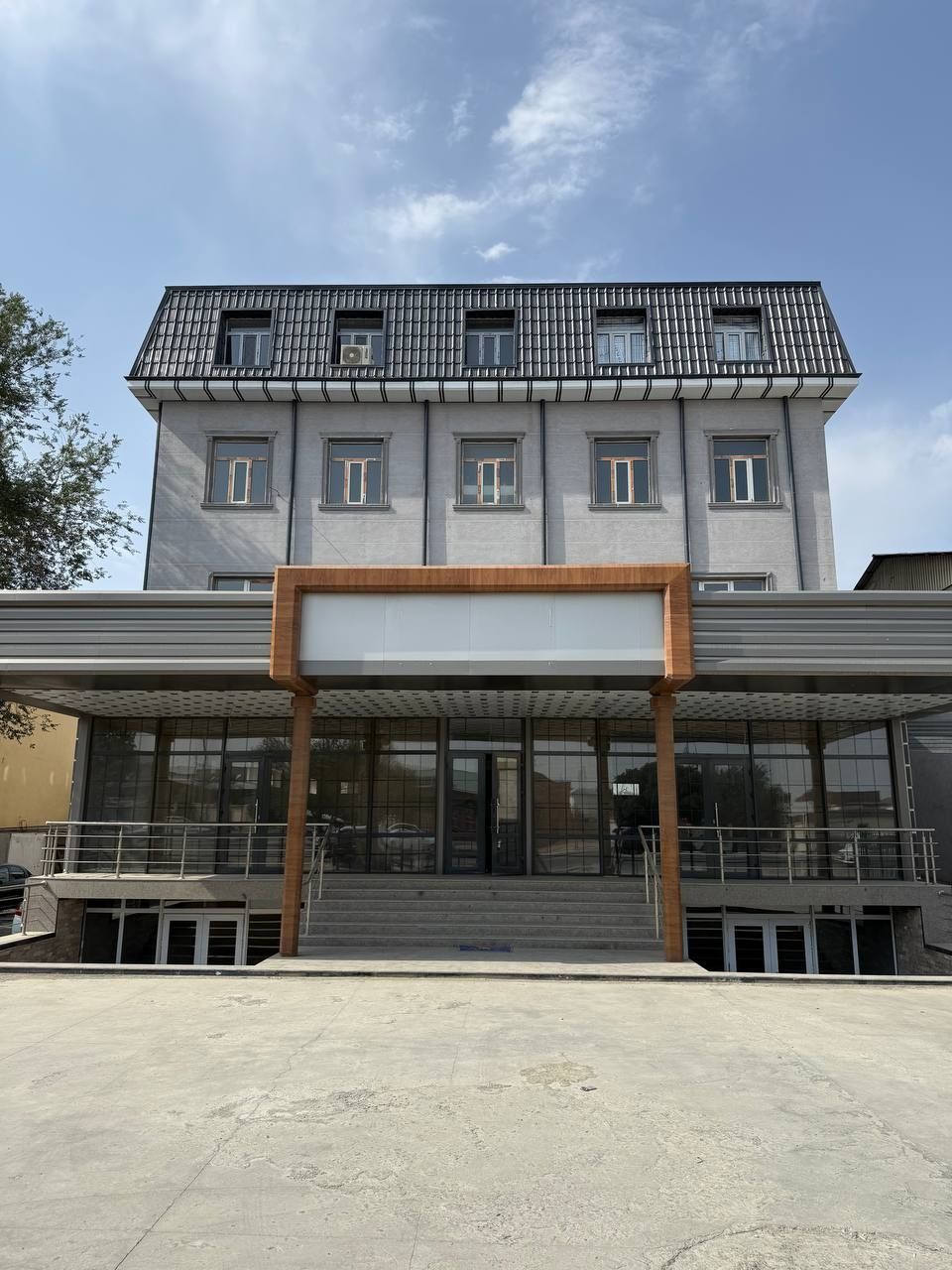 Урганч шахрида нотурар бино сотилади.