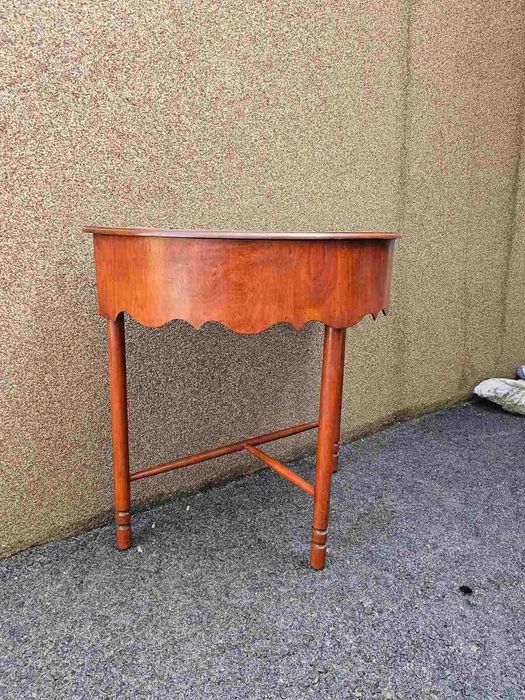 Шкаф с дърворезба