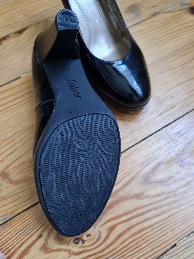 Официални черни лачени обувки