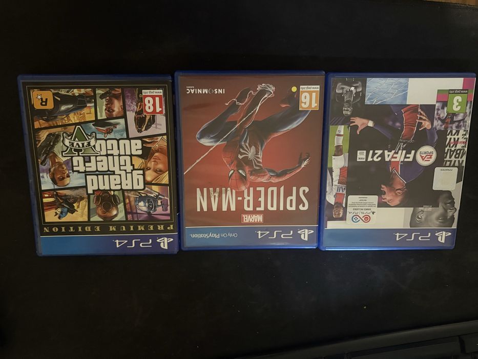 Vand PlayStation 4 cu doua manete + jocuri