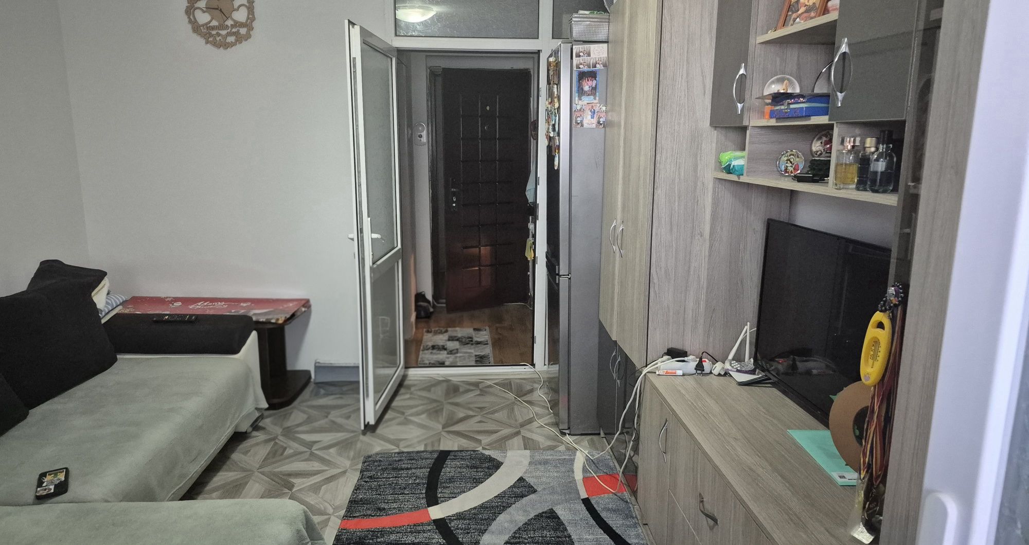 vând garsoniera cu balcon