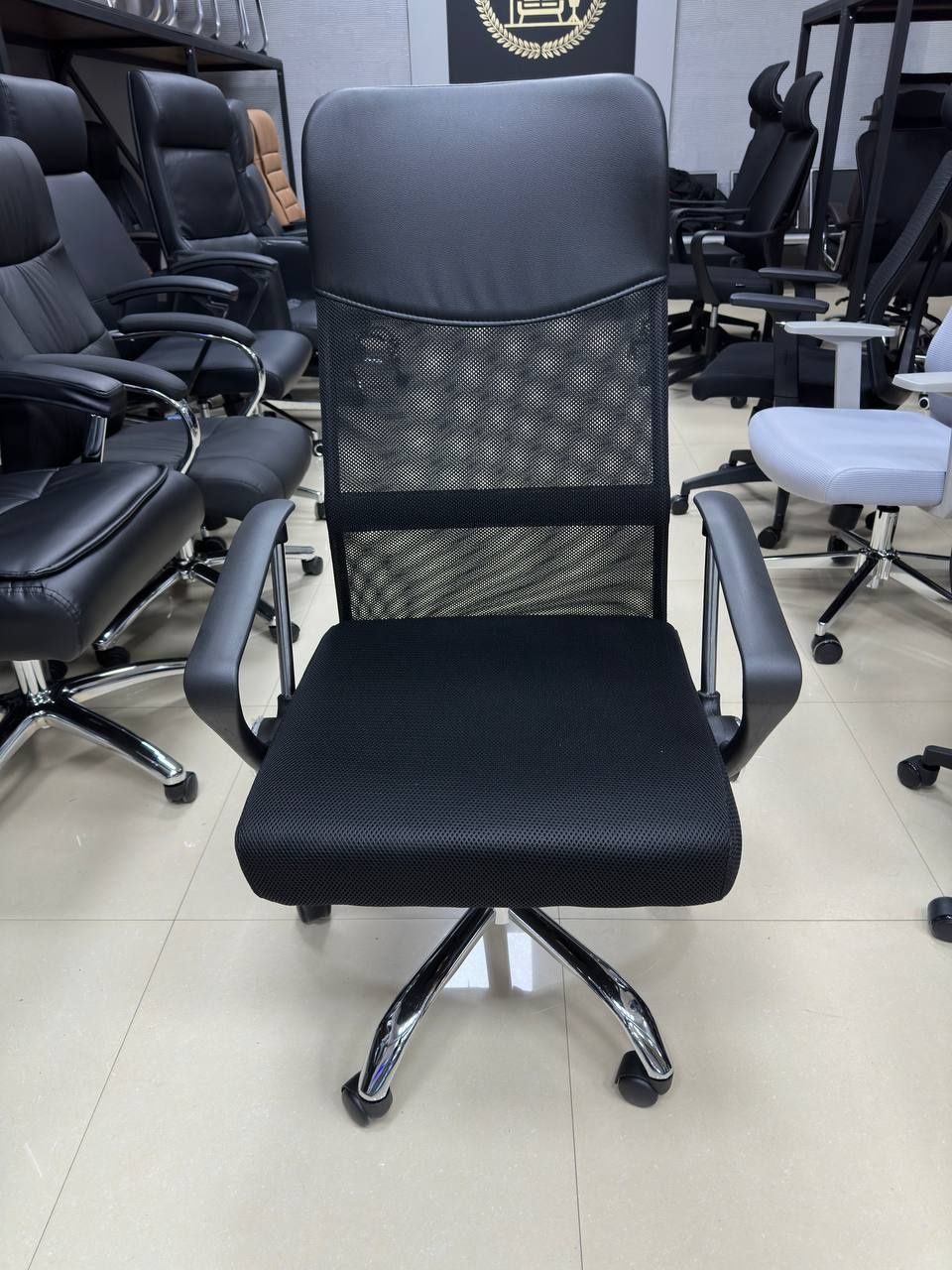 Офисное кресло модел