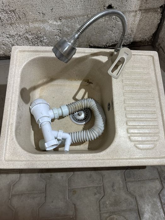 Раковина с краном и сифоном
