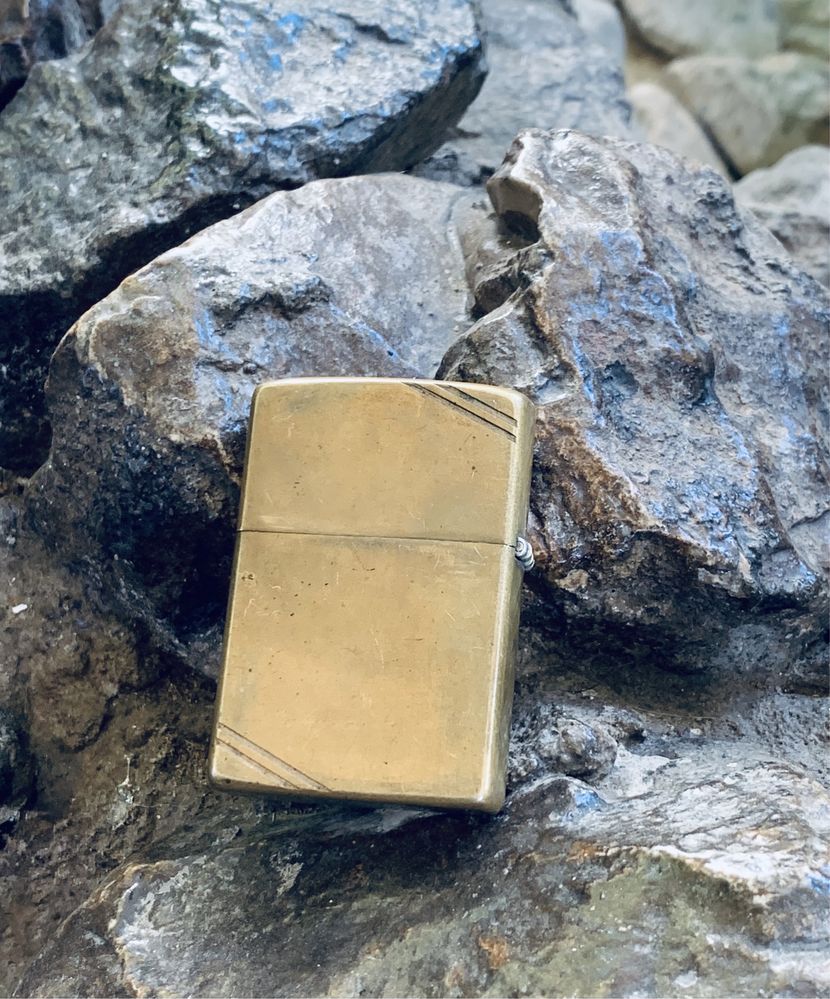 Vând brichetă Zippo comemorativă