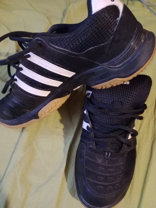 Se vinde acești adidași recent aduși