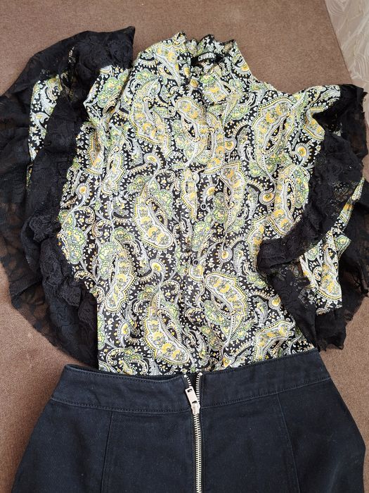 Ризка с дантела на ръкава