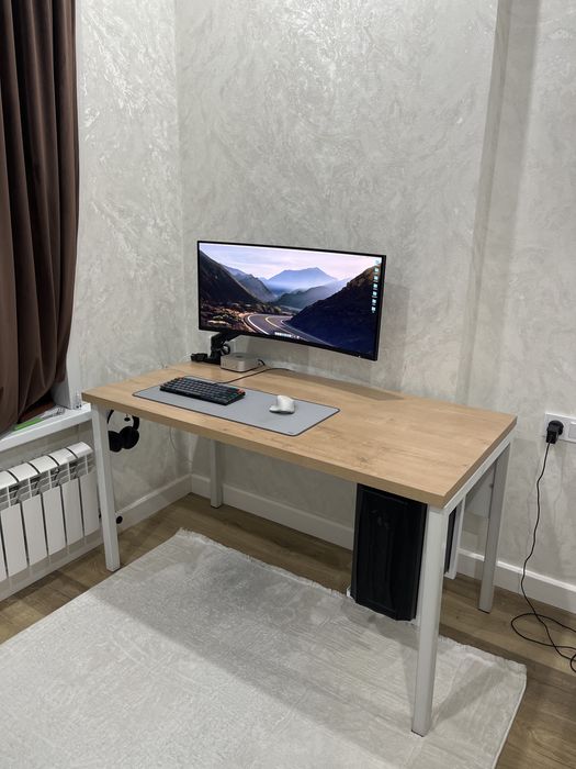 Рабочий стол вместе с кронштейнтом для монитора