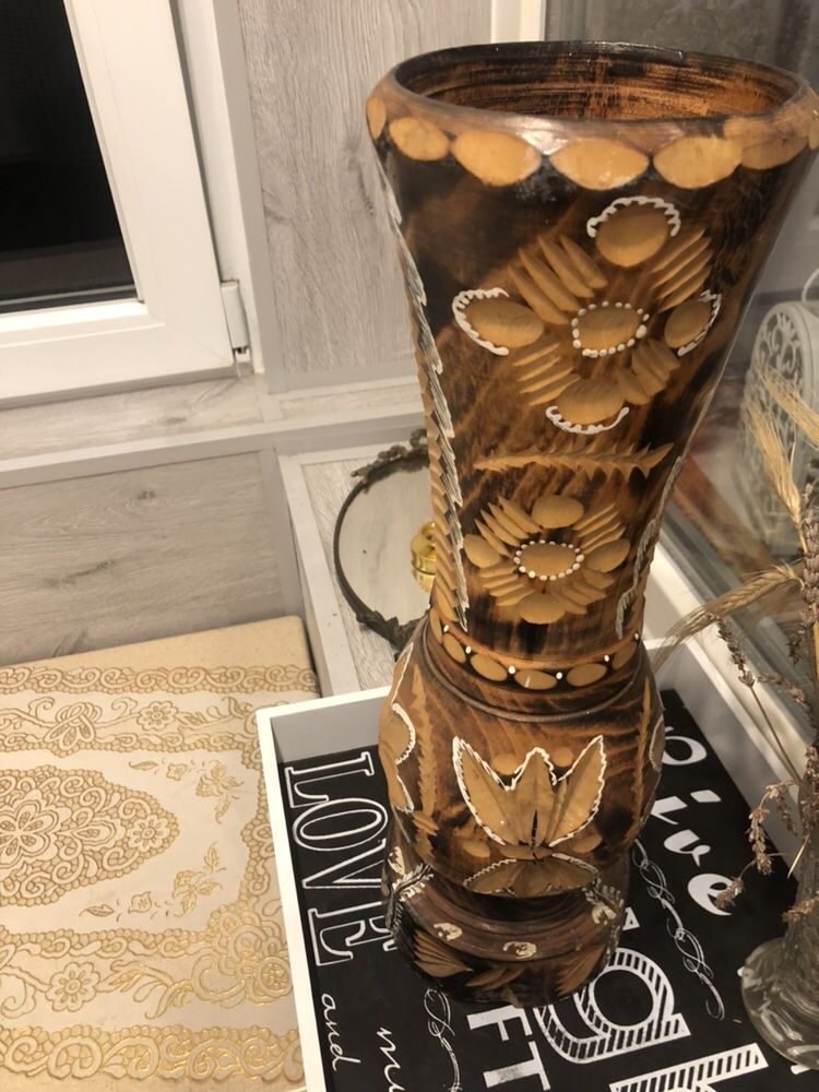 Vaza ornamentala din lemn