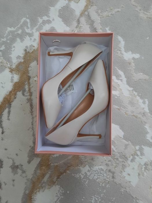 Туфли за пол цены 15тыс Размер 33-34 цвет молочный 1 раз надевала