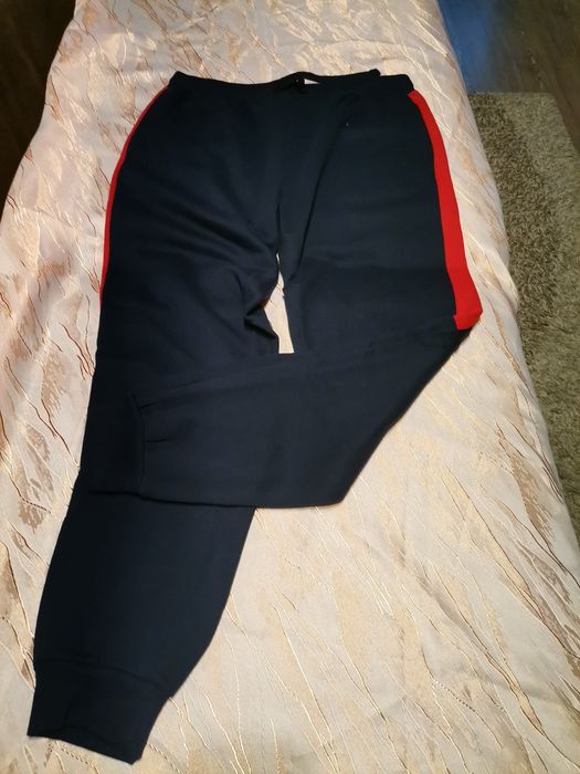 Vand pantaloni pentru bărbați