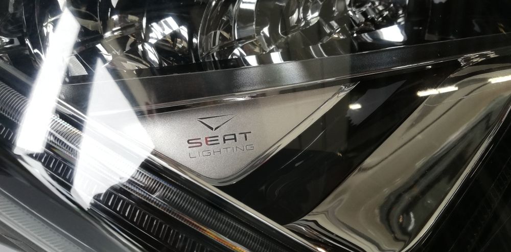 Ляв и 2 броя десен фар Seat Ateca 2016-