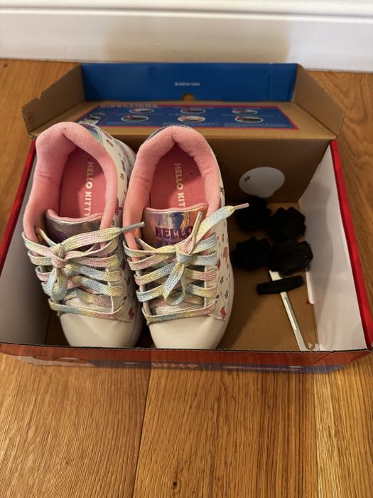 Adidasi noi Hello Kitty cu role