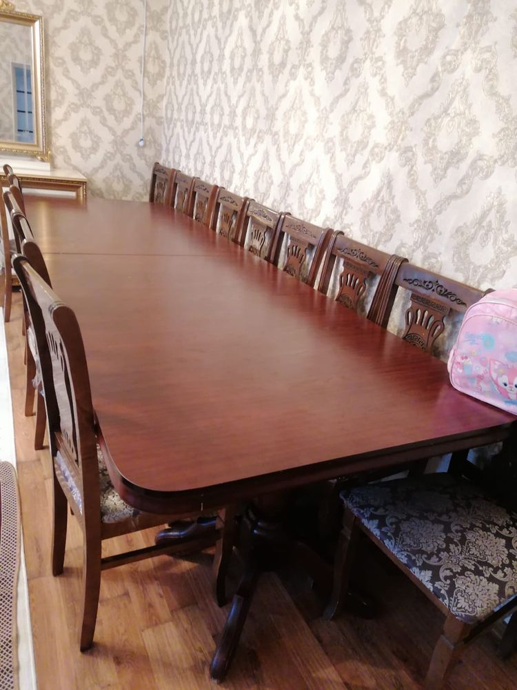 Стол и стулья өте жақсы күйде