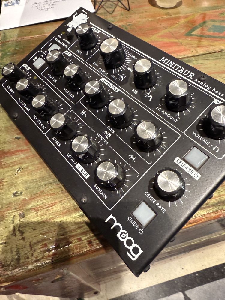 Moog Minitaur аналогов синтезатор