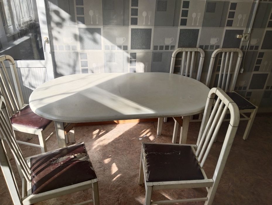 Кухонный стол со стульями