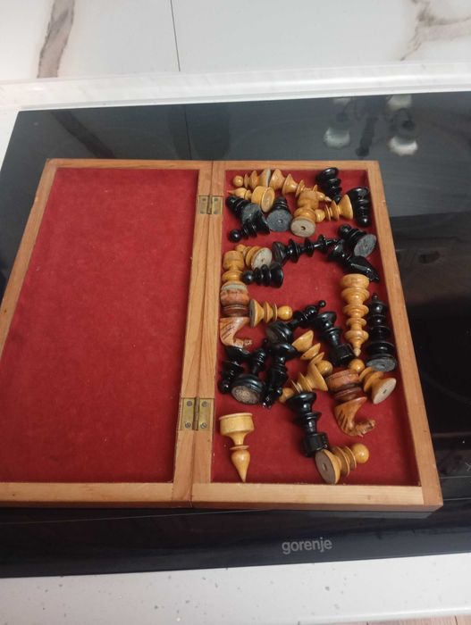 Шах с дървени фигури