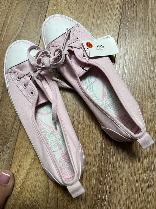 Tenisi, sandale, pantofi