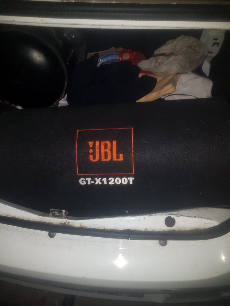 Vând subwoofer JBL