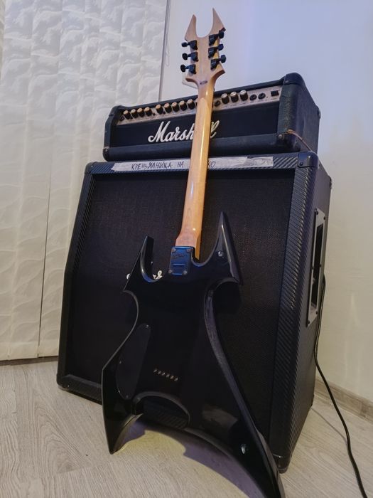 Леко модната B.C.Rich SOB електрическа китара