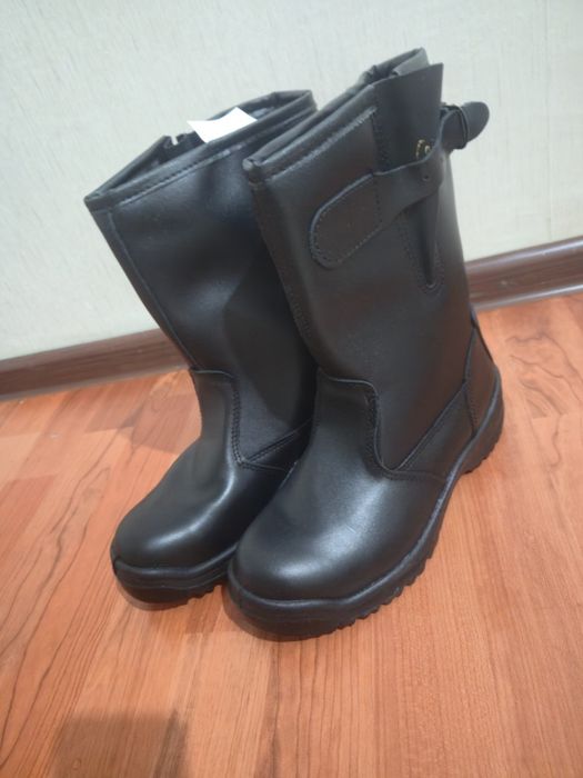Продается новый спецобувь (сапоги)