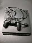 PS4 с кабел и джойстик
